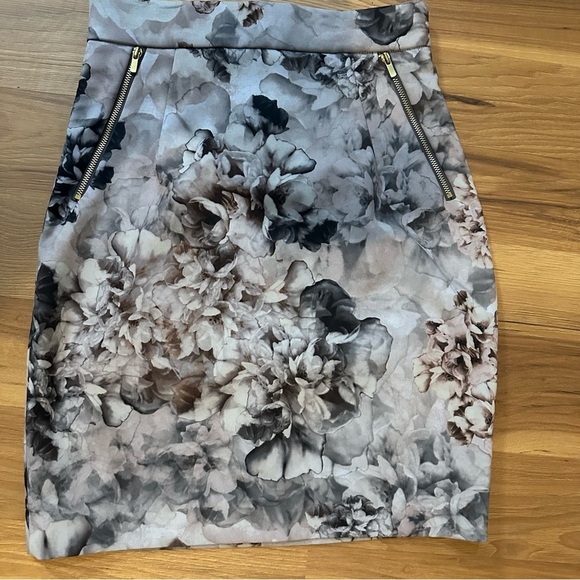 H&M Gray Floral Mini Skirt - Picture 1 of 3